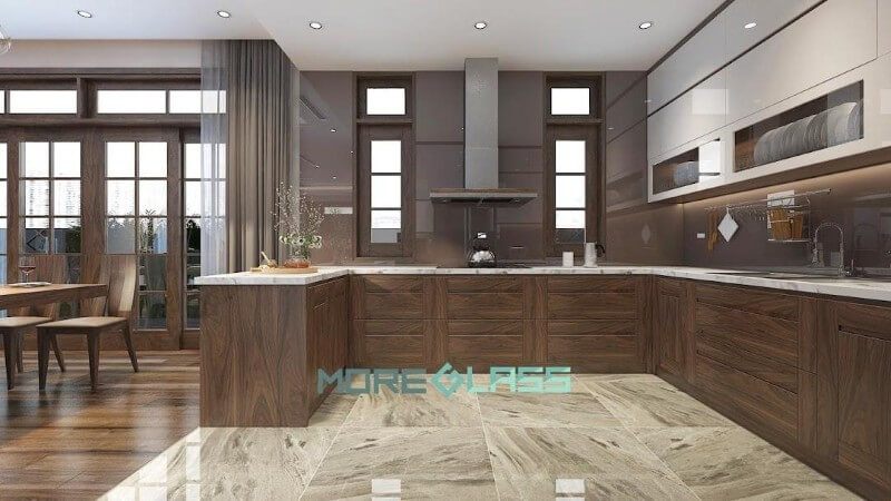 Thiết kế, thi công nội thất phòng bếp biệt thự cho gia chủ ưa thích sự tinh tế, tối giản nhưng sang trọng của gam màu trầm với mẫu kính ốp bếp màu nâu đất MG-017 kết hợp với tủ bếp gỗ. Mẫu tủ bếp gỗ đẹp trẻ trung, cao cấp